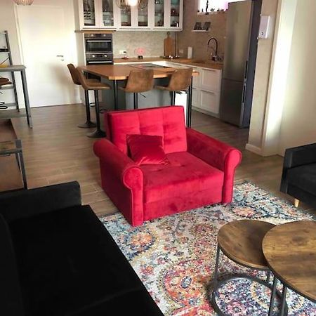 Stylisches Maybach Appartement Mit Terrasse Fuer 5 Personen, 5 Betten, Grosse Kochinsel, Homeoffice Mit 250Mbit Wlan Aidlingen Dış mekan fotoğraf