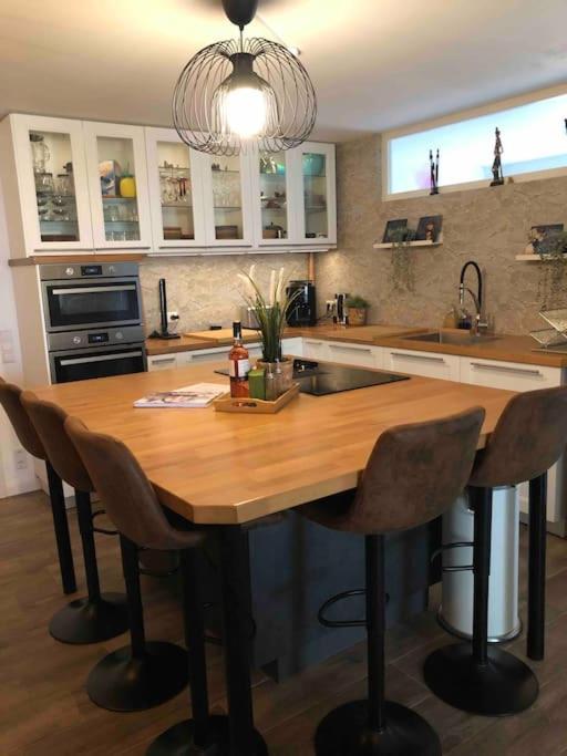 Stylisches Maybach Appartement Mit Terrasse Fuer 5 Personen, 5 Betten, Grosse Kochinsel, Homeoffice Mit 250Mbit Wlan Aidlingen Dış mekan fotoğraf