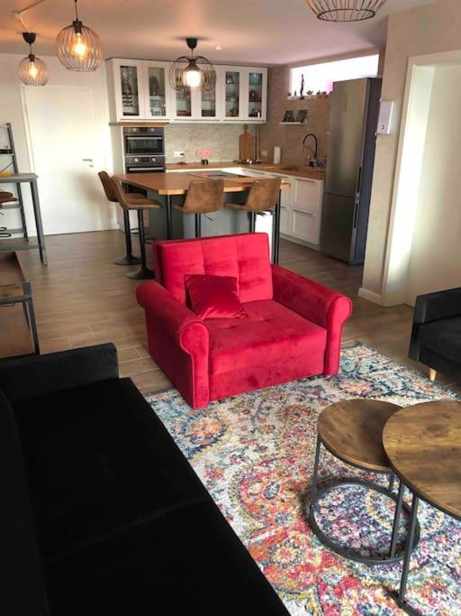 Stylisches Maybach Appartement Mit Terrasse Fuer 5 Personen, 5 Betten, Grosse Kochinsel, Homeoffice Mit 250Mbit Wlan Aidlingen Dış mekan fotoğraf