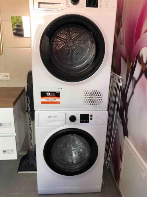 Stylisches Maybach Appartement Mit Terrasse Fuer 5 Personen, 5 Betten, Grosse Kochinsel, Homeoffice Mit 250Mbit Wlan Aidlingen Dış mekan fotoğraf